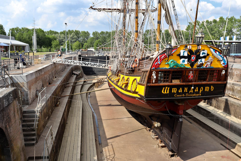 Historsich schip de Sthandart in het droogdok Jan Blanken in Hellevoetsluis