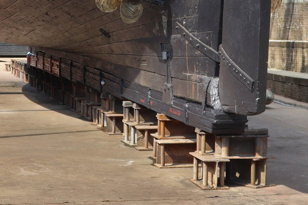 Het schip staat op klossen tijdens het onderhoudswerk