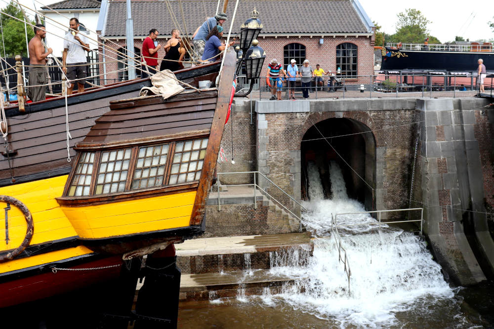 het droogdok wordt gevuld met water. 