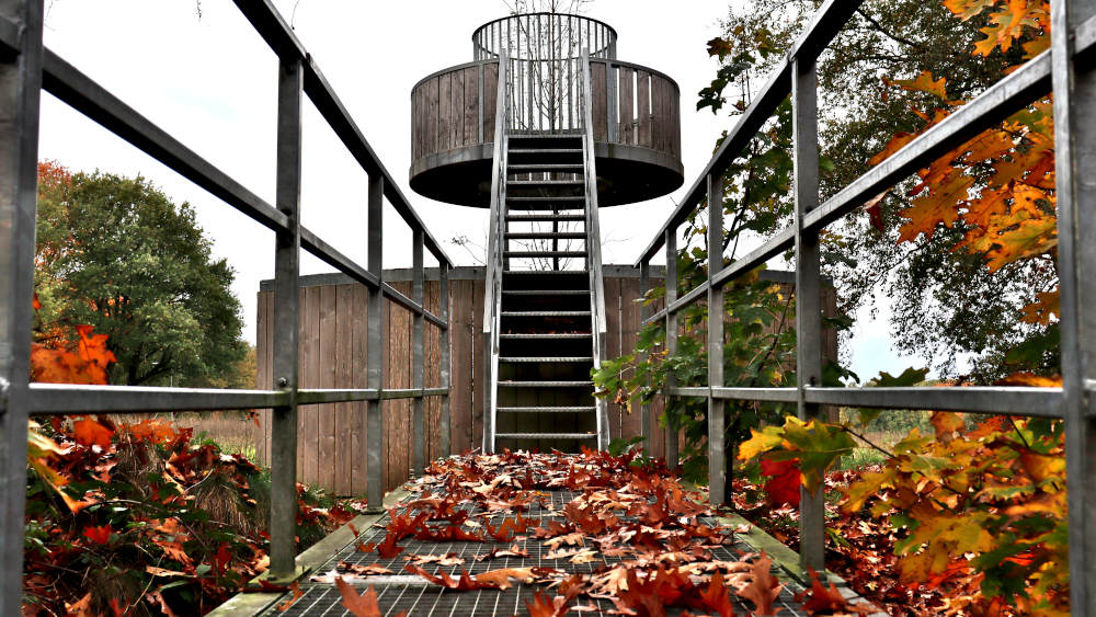 De nieuze Hessenhut, uitkijktoren en kunstwerk in één, aan de voet het Middelpunt van Nederland