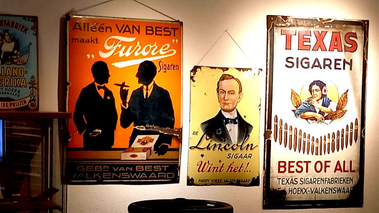 Reclameborden in Sigarenmakerij Museum in Valkenswaard 