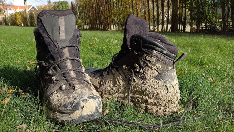 Wandelschoenen als moderne klompen voor op de klompenpade.