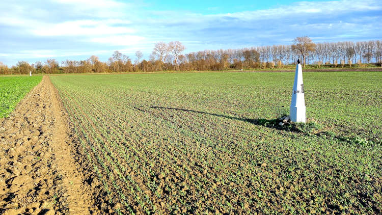 Grenspaal in de polder nabij Retranchement