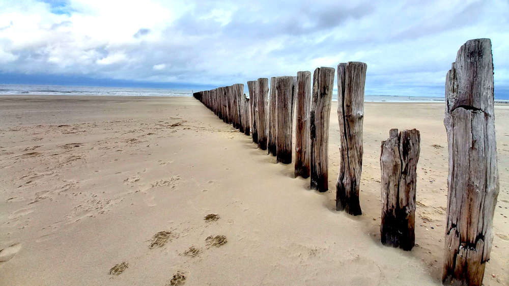 Einde van de landsgrens: het NederRadpad volgt vanaf hier de kust