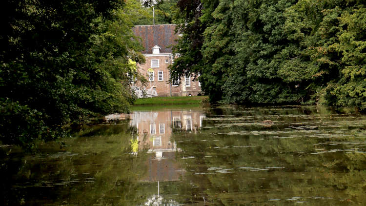 Doorkijkje naar de achterkant van Kasteel 't Nijenhuis