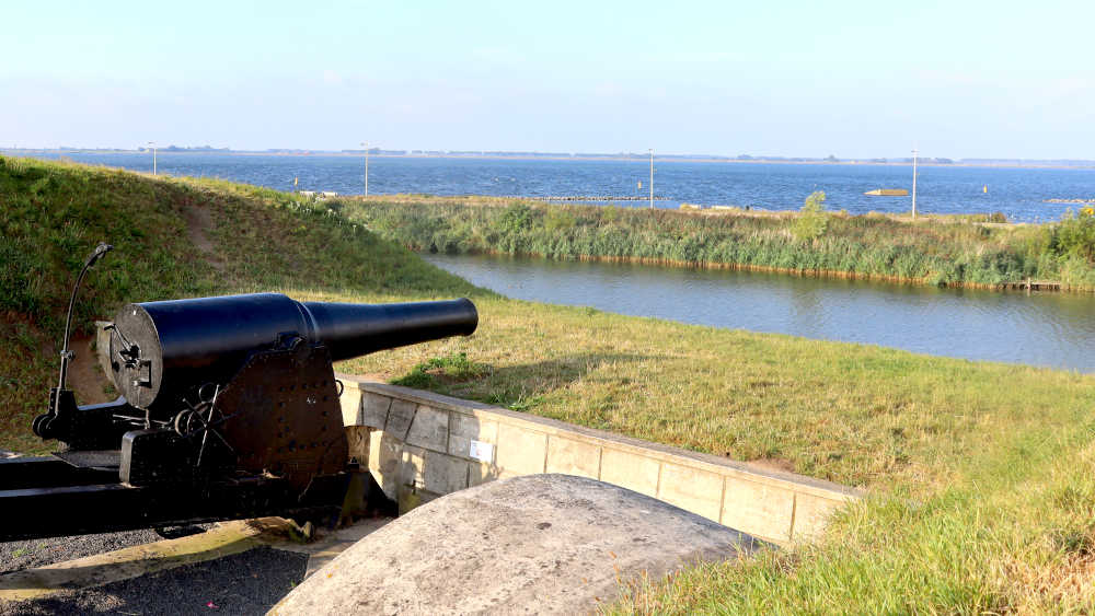 Kanonnen op de vestingwallen in Hellevoetsluis