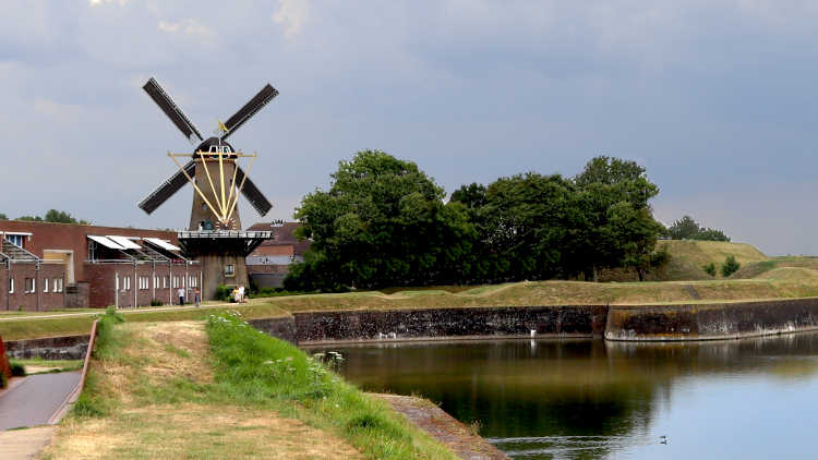 Molen in de vesting van Hellevoetsluis kun je bezoeken