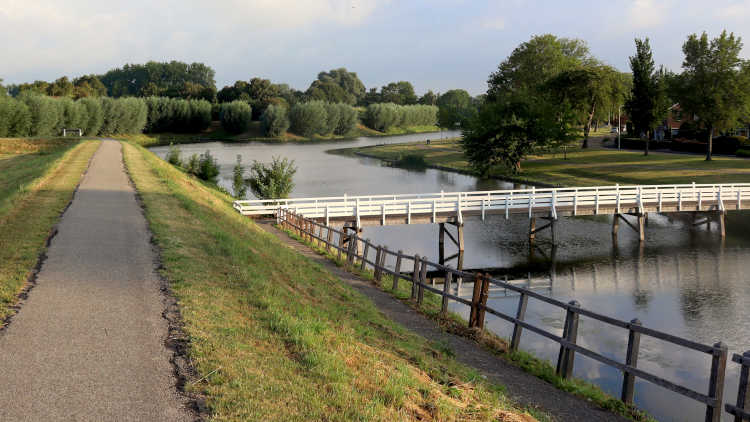 tip voor een dagje Hellevoetsluis: wandelen over de rustieke vestingwallen.