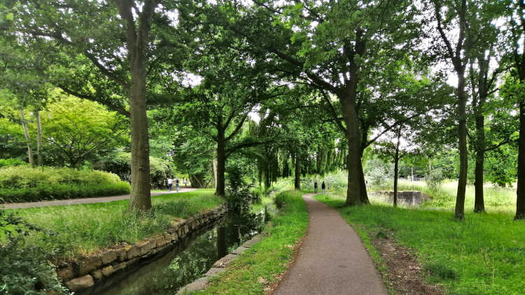 Vanuit Sitterd wandel je eerst door het stadspark