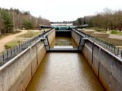 Sluis in Well bij Reindersmeer met bezoekerscentrum