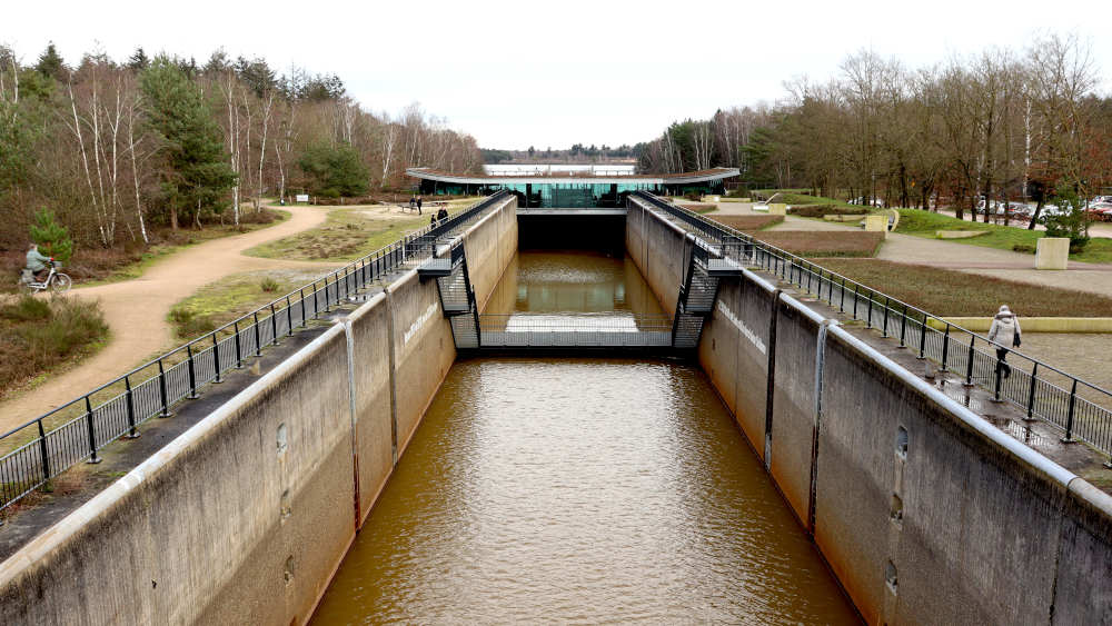 Sluis in Well bij Reindersmeer met bezoekerscentrum