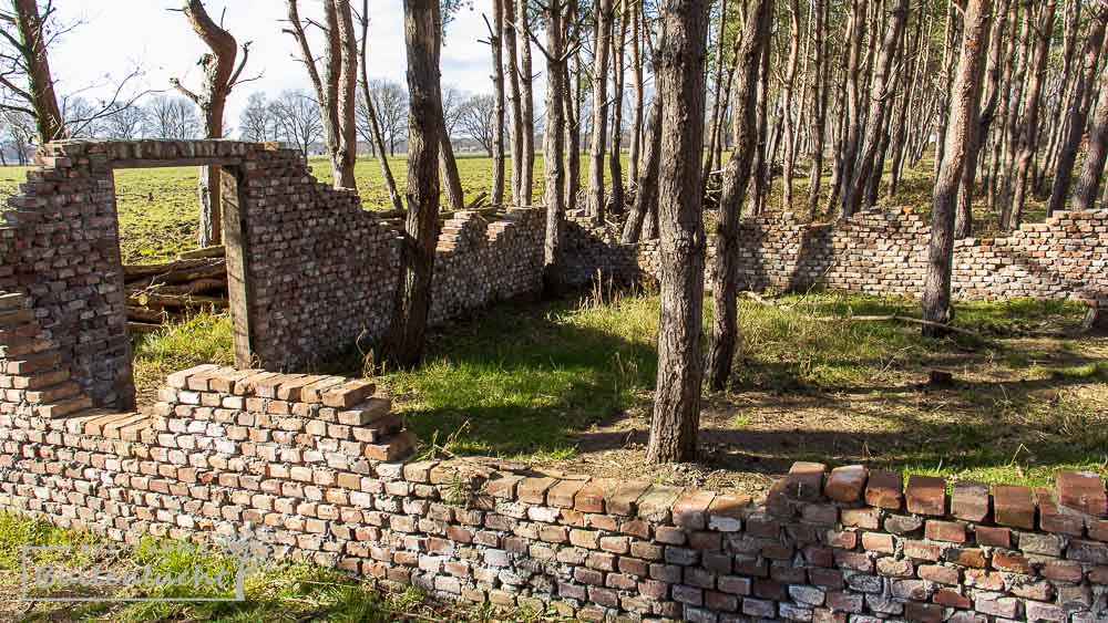 Nagemaakte Ruïne in Schijnvliegveld De Kiek