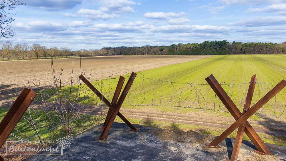 Uitzicht over het veld van bovenop de bunker