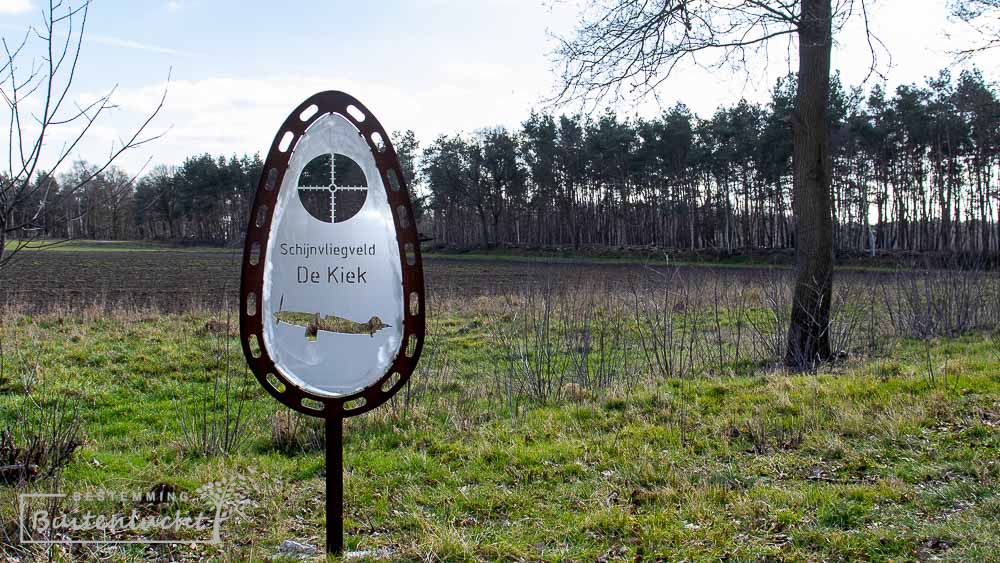 Bordt van Schijnvliegveld De Kiek met het belevingsveld op de achtergrond