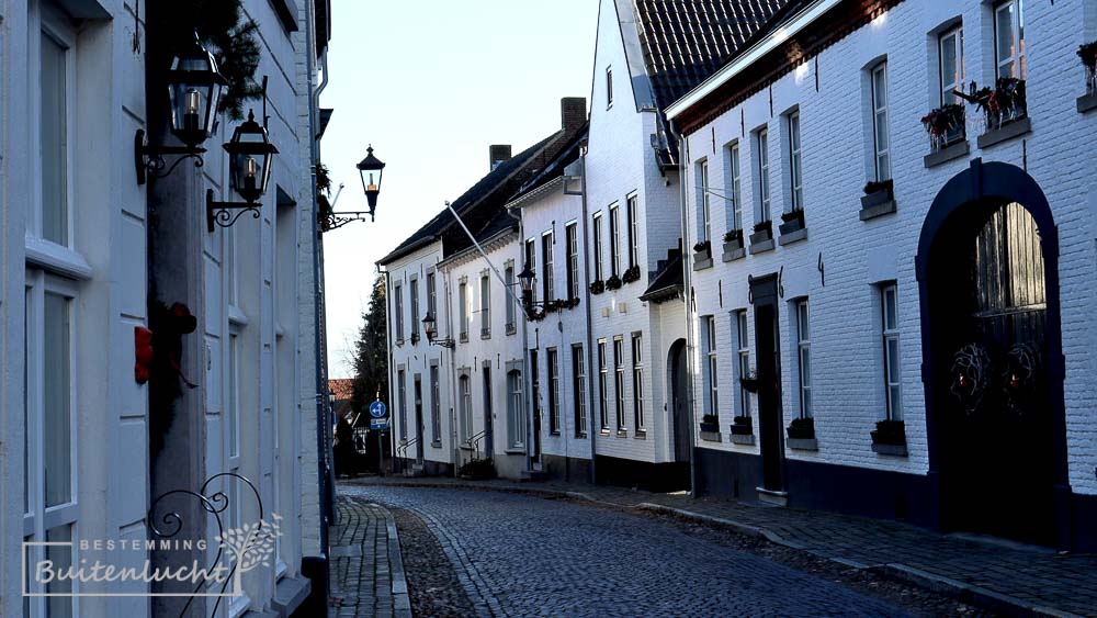 de witte straten van Thorn in Limburg fotograferen