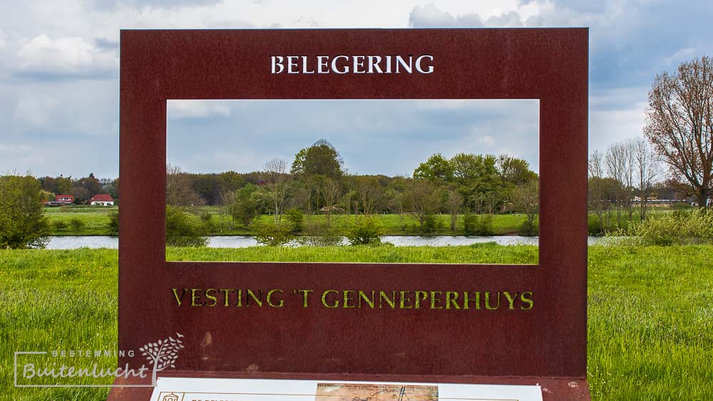 Infobord over Vesting Genneperhuys in de Oeffeeter Meent