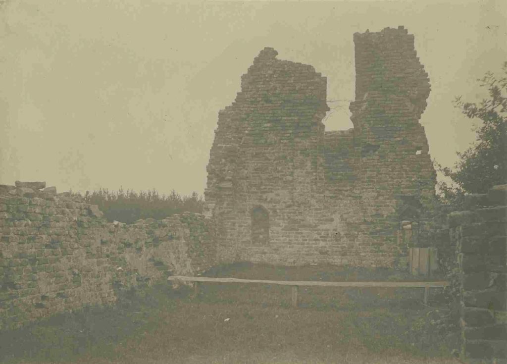 Ruïne van de Sint-Walrickkapel op een foto uit 1903. De koortsboom is nog niet geplant.