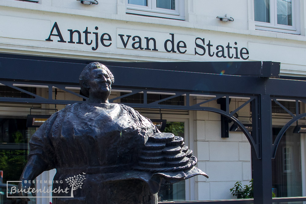 Antje van de Statie, bij het stion in Weert