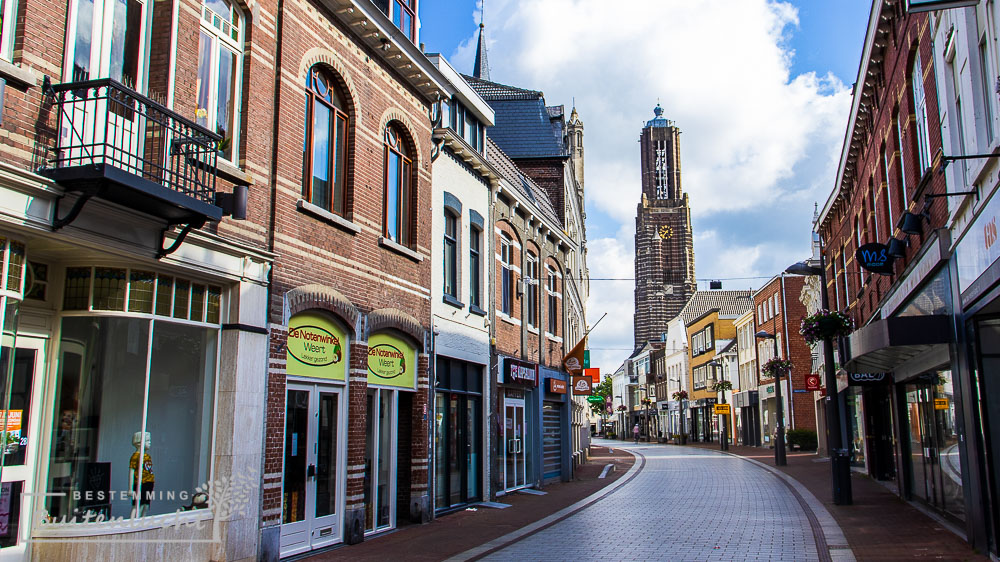 De Sint-Martinuskerk, waar de "graaf" van het Graaf van Hornepad begraven is.