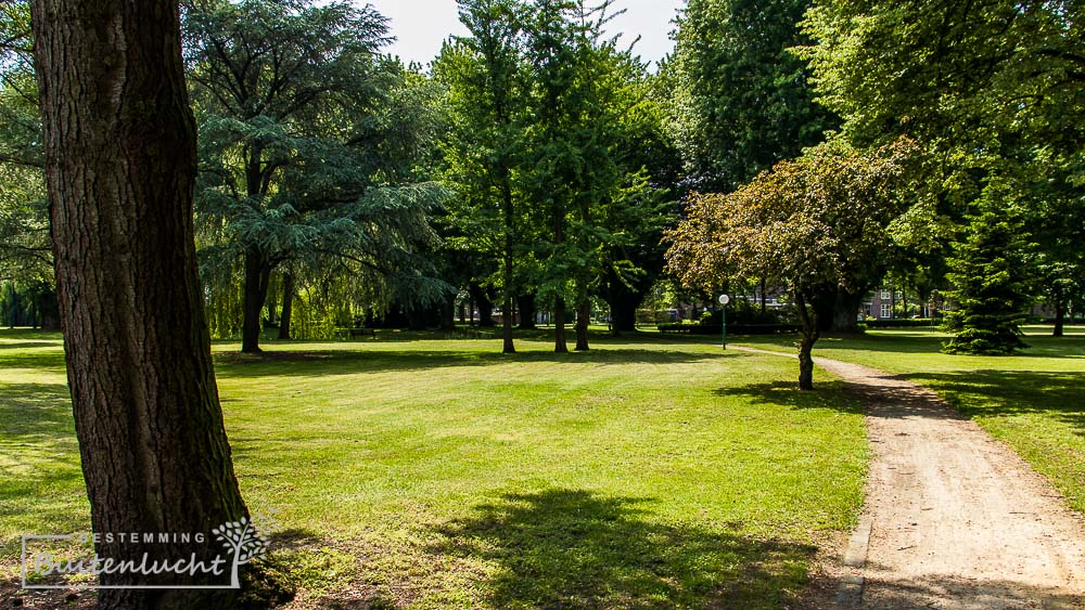 wandelen door het parkachtige gebied bij Huize Padua