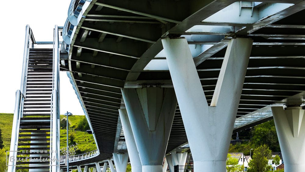 De brug aan het begin van de trage tocht bij Kanne heeft een bijzonder lijnenspel