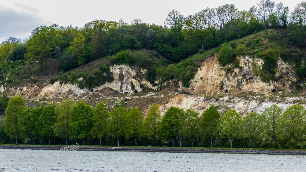 Krijtrotsen langs het Albertkanaal bij Ternaaien. De Trage Tocht Kanne loop daar langs de mergelgroeves