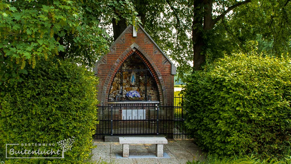 Kapel aan het Hout, onder Lindebomen