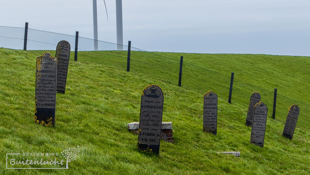 grafstenen op de dijk boj Oterdum