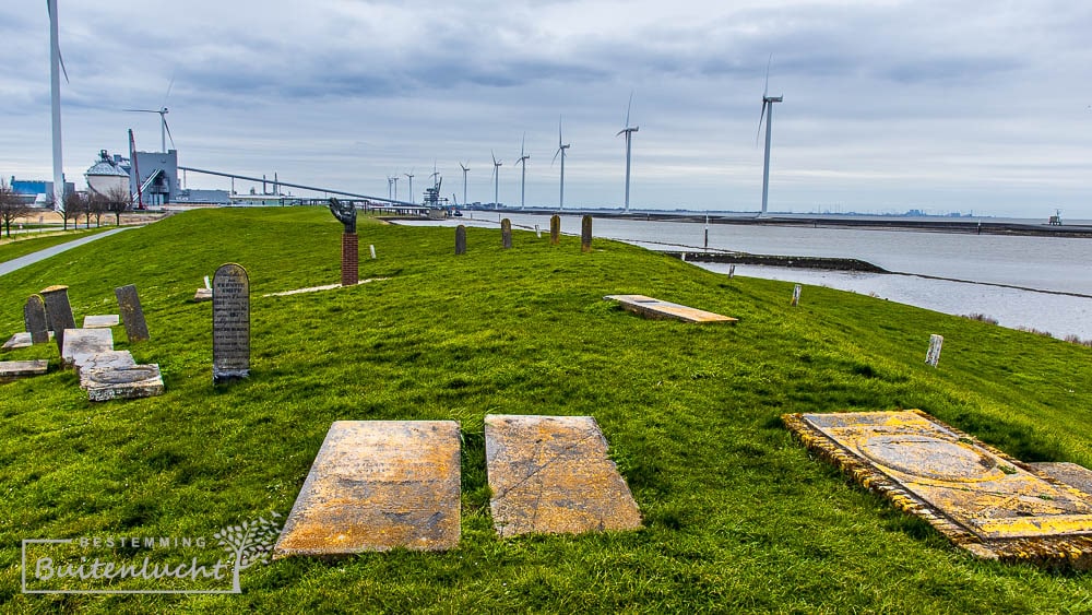 Het kerkhof van Oterdum op de Eemsdijk