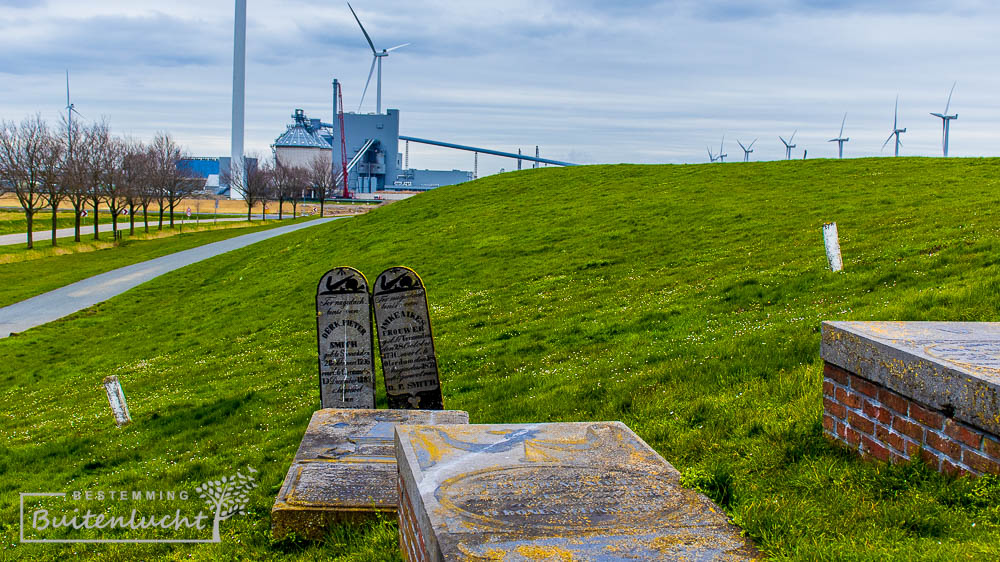 grafstenen bij het monumentendorp oterdum