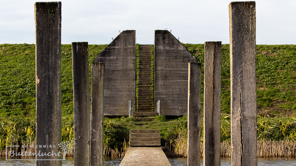 de doorgezaagde bunker vanaf de steiger