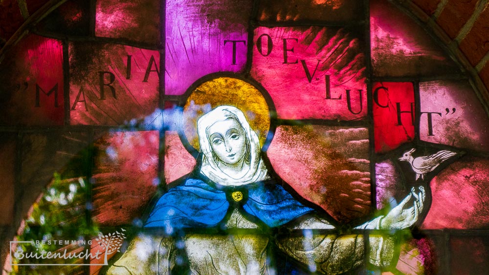 Glas in lood in kapelletje voor Maria Toevlucht