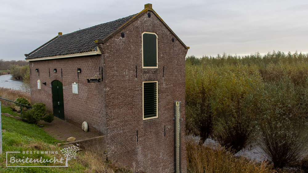 Het dijkmagazijn tijdens de wandelroute Neerijnen