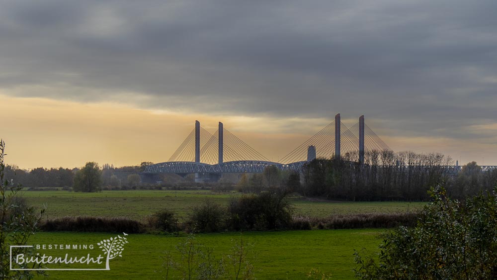 De spoorbrug en de Martinus Nijhoffbrug over de Waal bij Zaltbommel