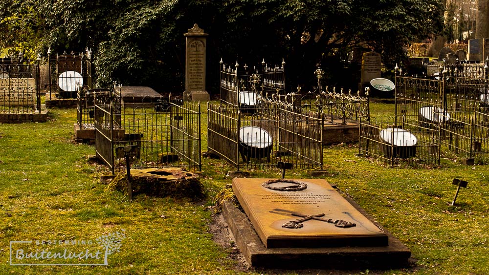 graftrommels en ledikanten op de begraafplaats