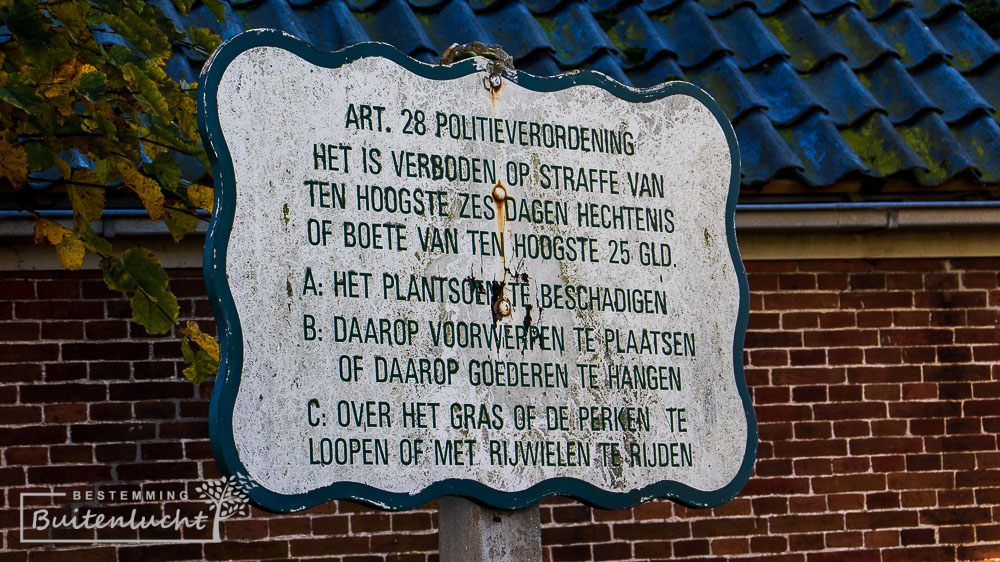 Oud verbodsbord bij de Walfriduskerk in Bedum