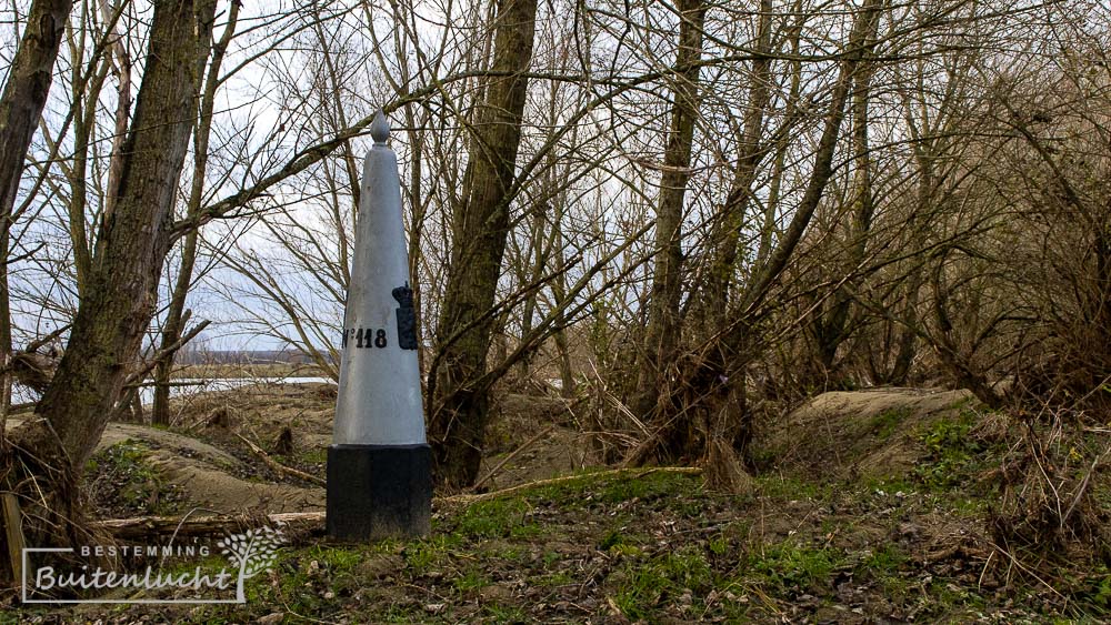 Wandelen naar grenspaal 118 bij Negenoord