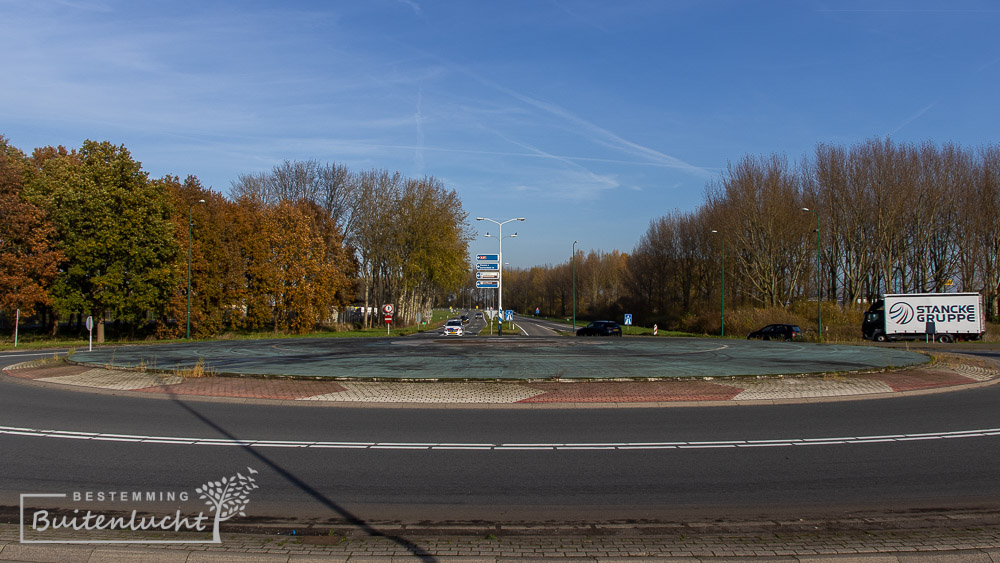 De parkeerplaats en de oprit naar de A27. 