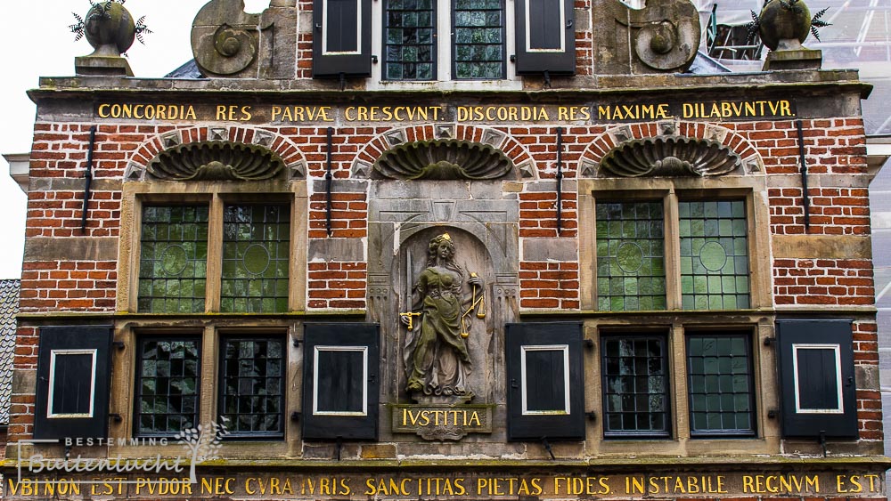 vrouwe justitia op het raadhuis van Appingedam