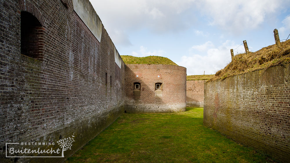 Wandelen door de droge gracht van fort Pannerden