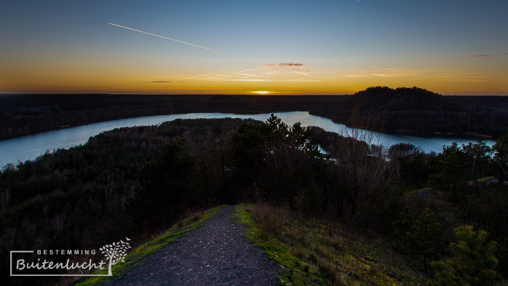 panorama terhills vlak na zonsondergang; tijd om naar beneden te wandelen