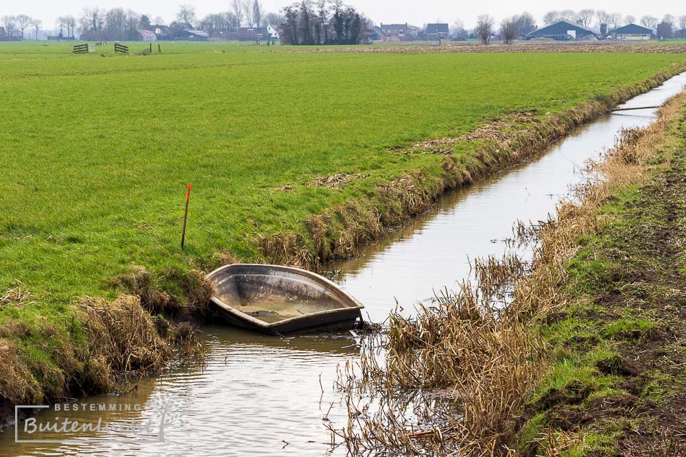 gezonken bood in slootjes in polder