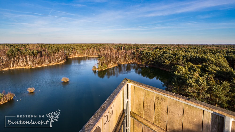 Zicht over bosland en water