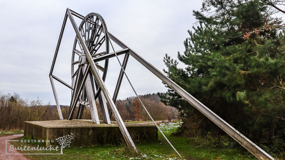 Oud schachtwiel bij de Wilhelminaberg als herinnering aan het mijnverleden