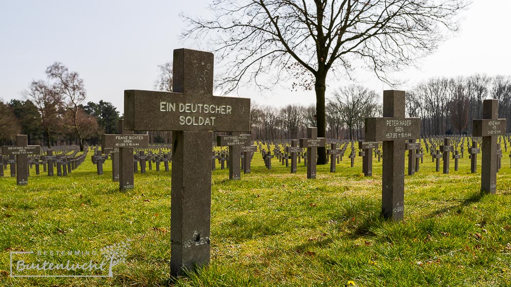 Ein deutscher soldat op de Duitse Oorlogsbegraafplaats