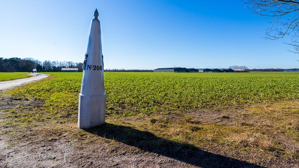 Grenspaal 200 bij de Peelse Heide bij de Brandtoren