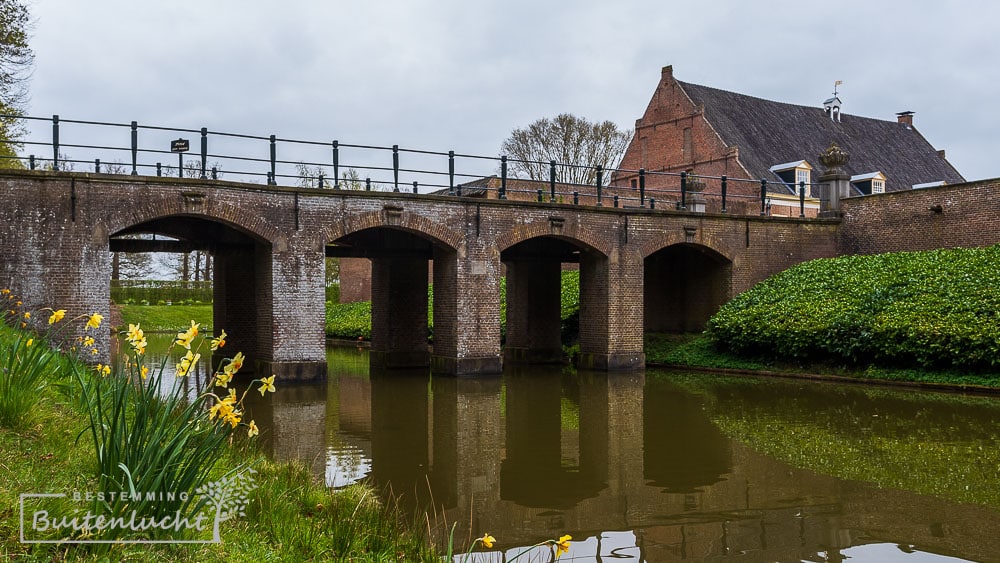 Brug over gracht kasteel Middachten