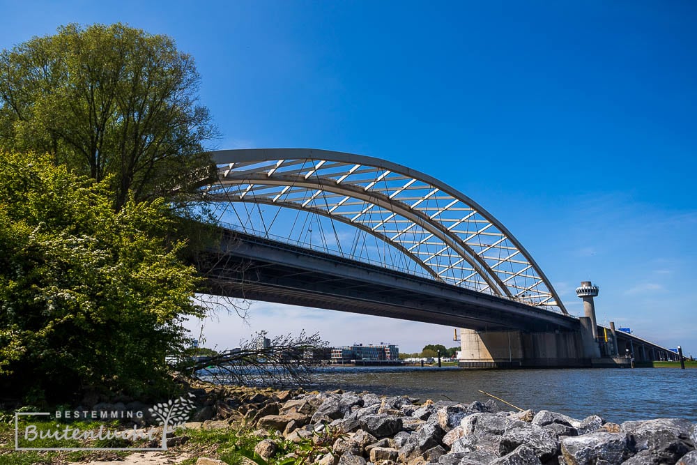 De Van Brienenoordbrug vanaf het eiland