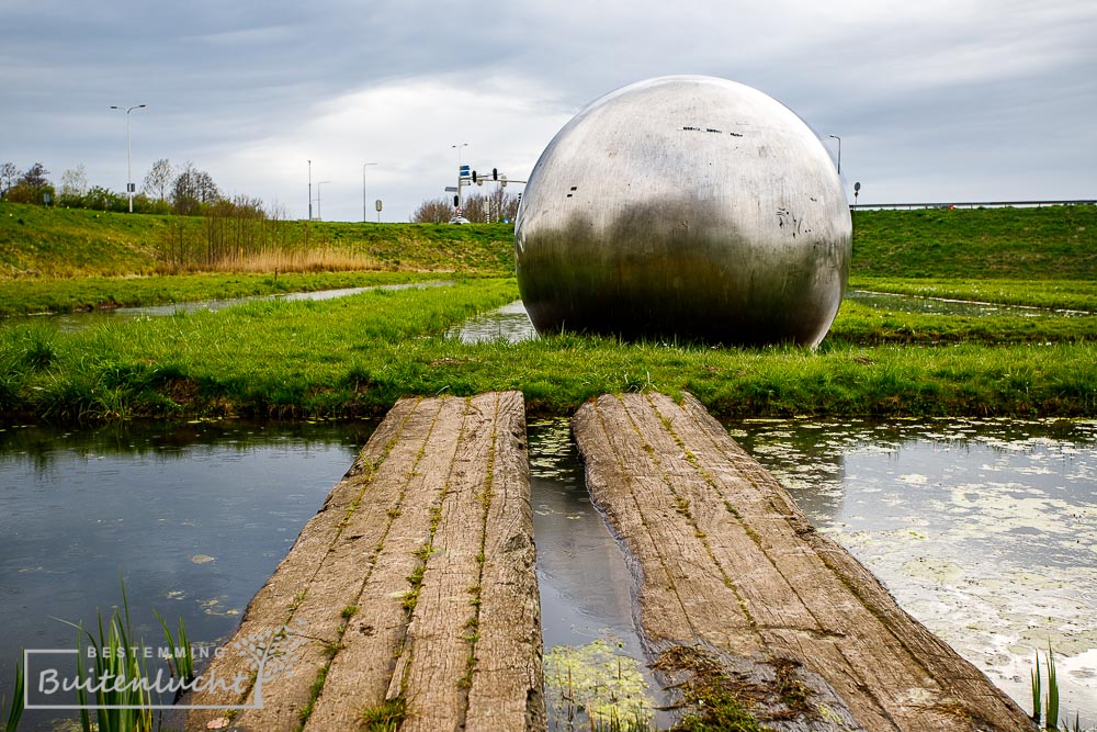 grote zilverkleurige bal in Lochem in het kunstwerk Energy