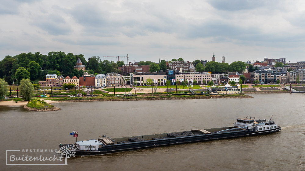 Gezicht op het huidige Nijmegen tijdens de wandeling langs de Romeinse overblijfselen